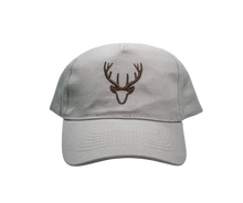 Laden Sie das Bild in den Galerie-Viewer, Graue Baseballcap mit Hirsch-Motiv