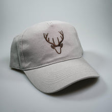 Laden Sie das Bild in den Galerie-Viewer, Graue Baseballcap mit Hirsch-Motiv