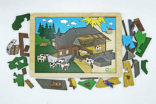 Laden Sie das Bild in den Galerie-Viewer, Blick-Durch-Puzzle: Schwarzwälder Bauernhof Puzzleteile neben Brettspiel