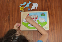 Laden Sie das Bild in den Galerie-Viewer, Blick-Durch-Puzzle: Schwarzwälder Kirschtorte Spielsituation mit Kind