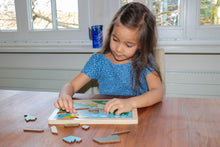 Laden Sie das Bild in den Galerie-Viewer, Blick-Durch-Puzzle: Schwarzwälder Bauernhof Spielsituation mit Kind