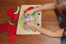 Laden Sie das Bild in den Galerie-Viewer, Blick-Durch-Puzzle: Schwarzwälder Bollenhut Spielsituation mit Kind