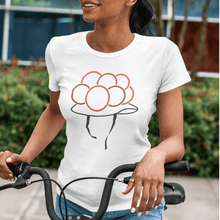 Laden Sie das Bild in den Galerie-Viewer, T-Shirt Erwachsene Damen in weiß mit Bollenhut-Motiv Lifestyle Bild
