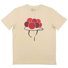 Laden Sie das Bild in den Galerie-Viewer, T-Shirt Erwachsene Unisex Farbe Crème mit Bollenhut-Motiv Frontansicht