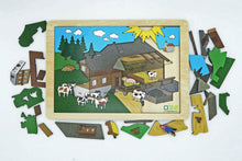 Laden Sie das Bild in den Galerie-Viewer, Blick-Durch-Puzzle: Schwarzwälder Bauernhof Puzzleteile neben Brettspiel

