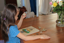 Laden Sie das Bild in den Galerie-Viewer, Blick-Durch-Puzzle: Schwarzwälder Kuckucksuhr Spielsituation mit Kind
