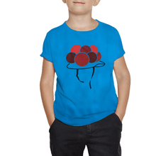 Laden Sie das Bild in den Galerie-Viewer, T-Shirt Kinder Jungen Jungs in blau mit Bollenhut-Motiv Lifestyle Bild
